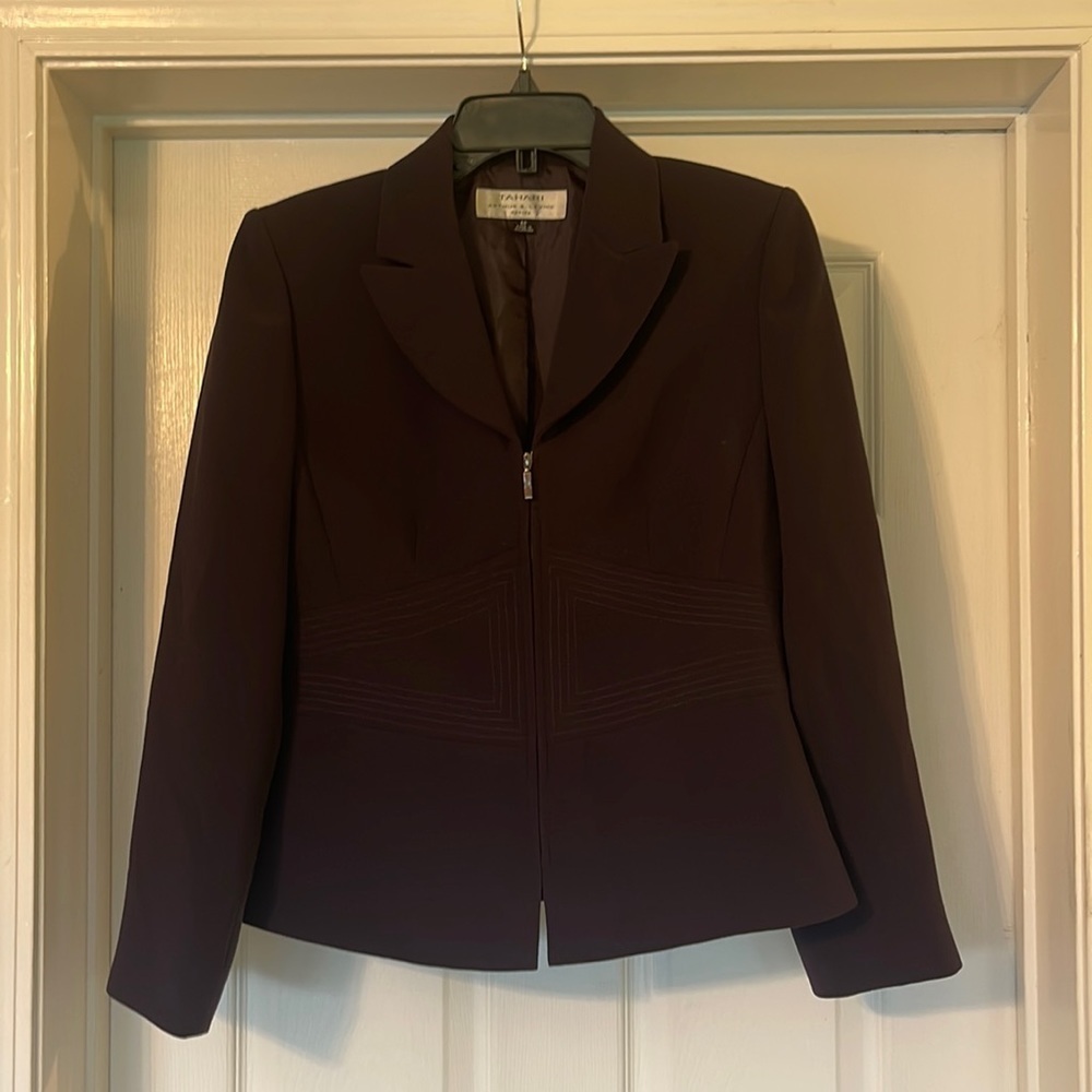 TAHARI full zip fitted jacket size 6P